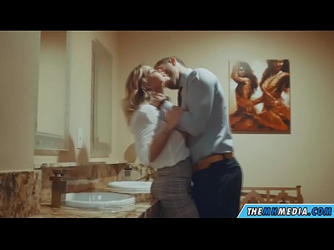 ❤️ Kur një bjonde me bukë ju josh në një banjë publike Video porno në sq.klassikaprint.ru ❤